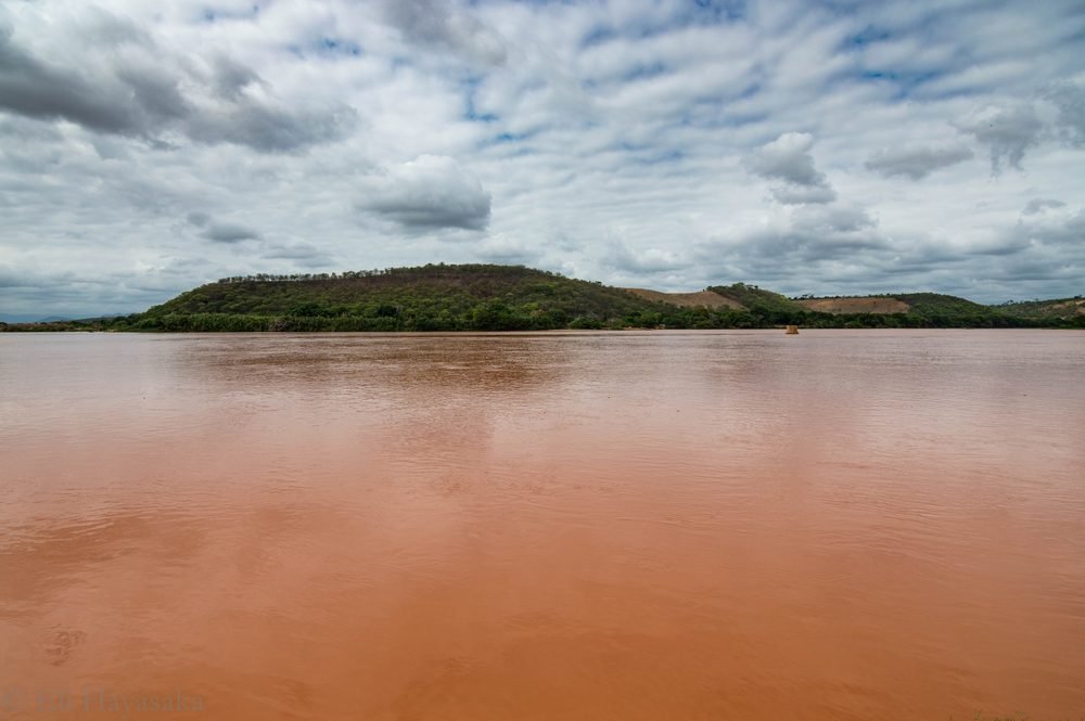 O Rio Doce, morto pelos dejetos da mineradora Samarco.