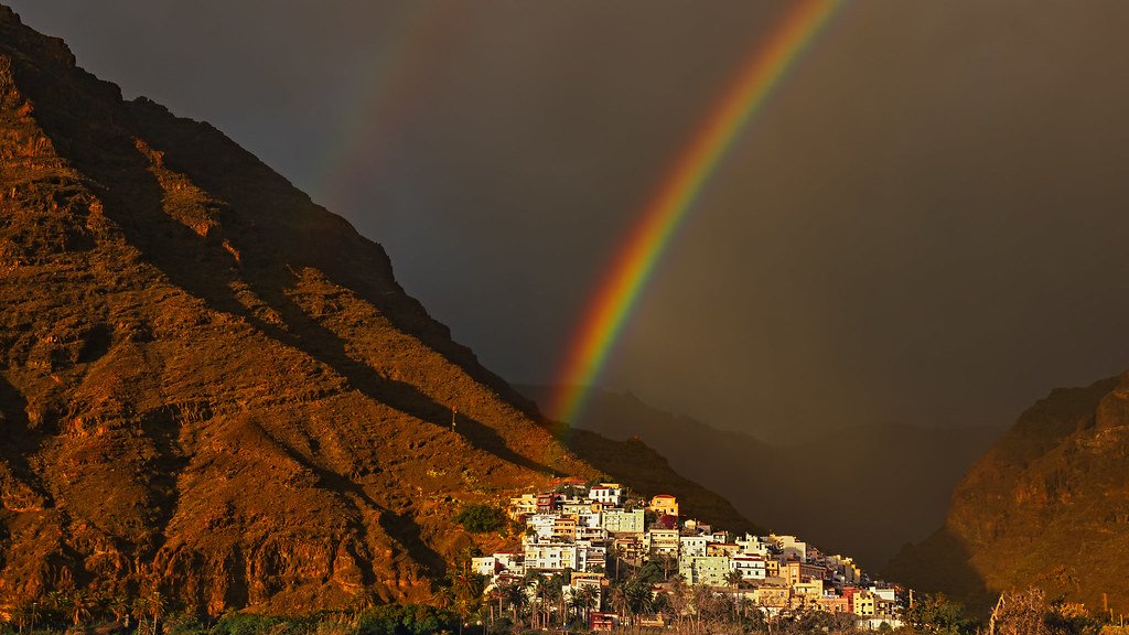 Arco-íris em uma cidade serrana. (Visual Hunt/Reprodução)