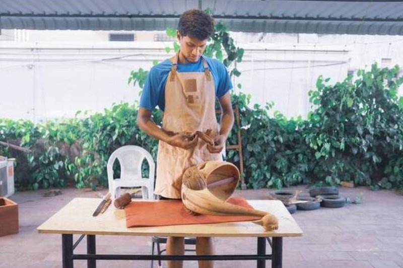 O luthier no processo de fabricação de um instrumento.