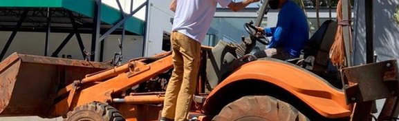 Imagem de Idoso vacina em trator: é permitido andar com esse veículo nas ruas? no megacurioso