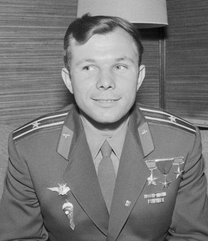 Yuri Gagarin foi ao espaço aos 27 anos.
