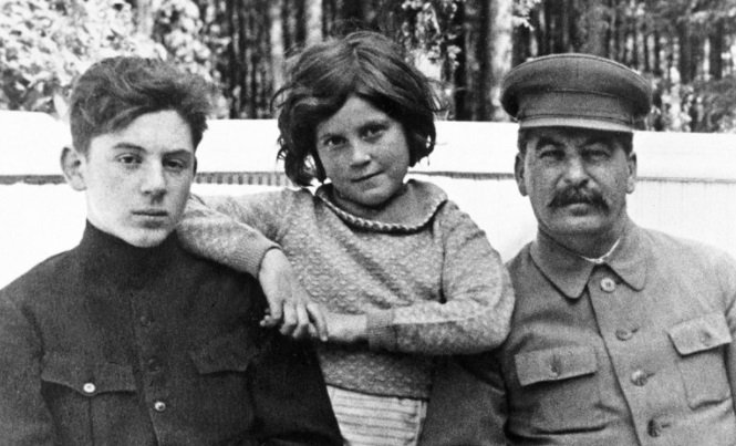 Vassily, Svetlana e Stálin: criação de Artyom foi junta a dos filhos biológicos do político.