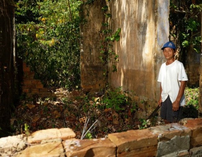Shigeru Nakayama nas ruínas de Velho Airão. (Fonte: BBC/Reprodução)