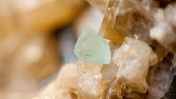 Barita, mineral que se forma a partir da mistura de sulfato dos oceanos e bário de fontes hidrotermais.
