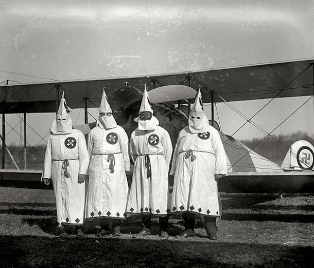 Membros da KKK. (Fonte: Wikimedia Commons)