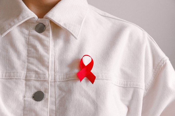 A AIDS, cujo símbolo é uma fita vermelha, afeta o sistema imunológico (Imagem: Pexels)
