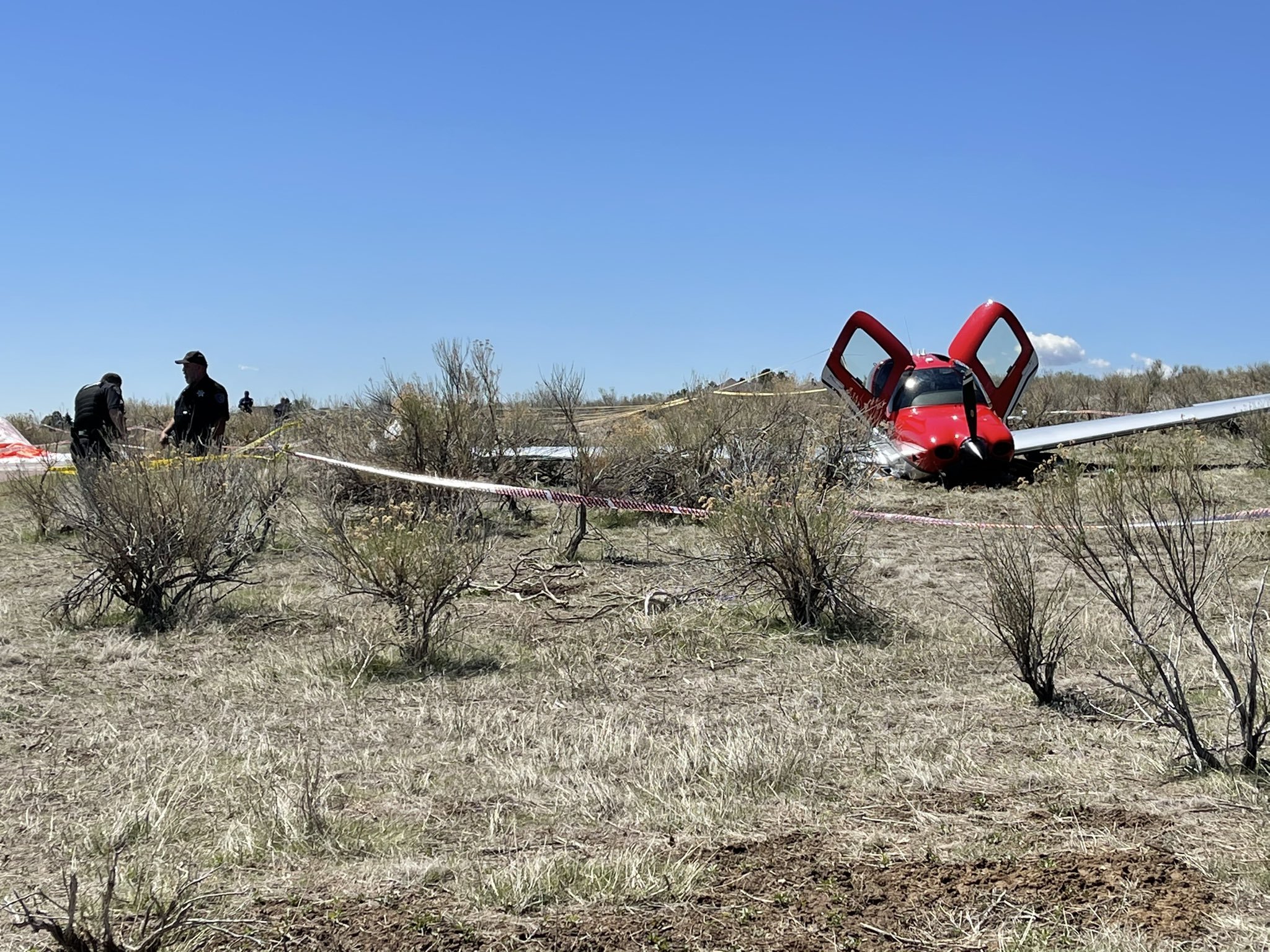 Já o avião menor acionou um paraquedas na fuselagem e conseguiu pousar num gramado (Imagem: CBS Denver/Reprodução)