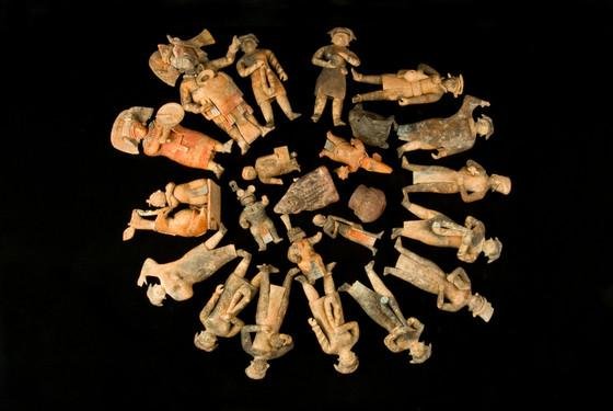 Os bonecos dispostos em círculos para representar a vida e morte do rei (Imagem: LACMA/Reprodução)