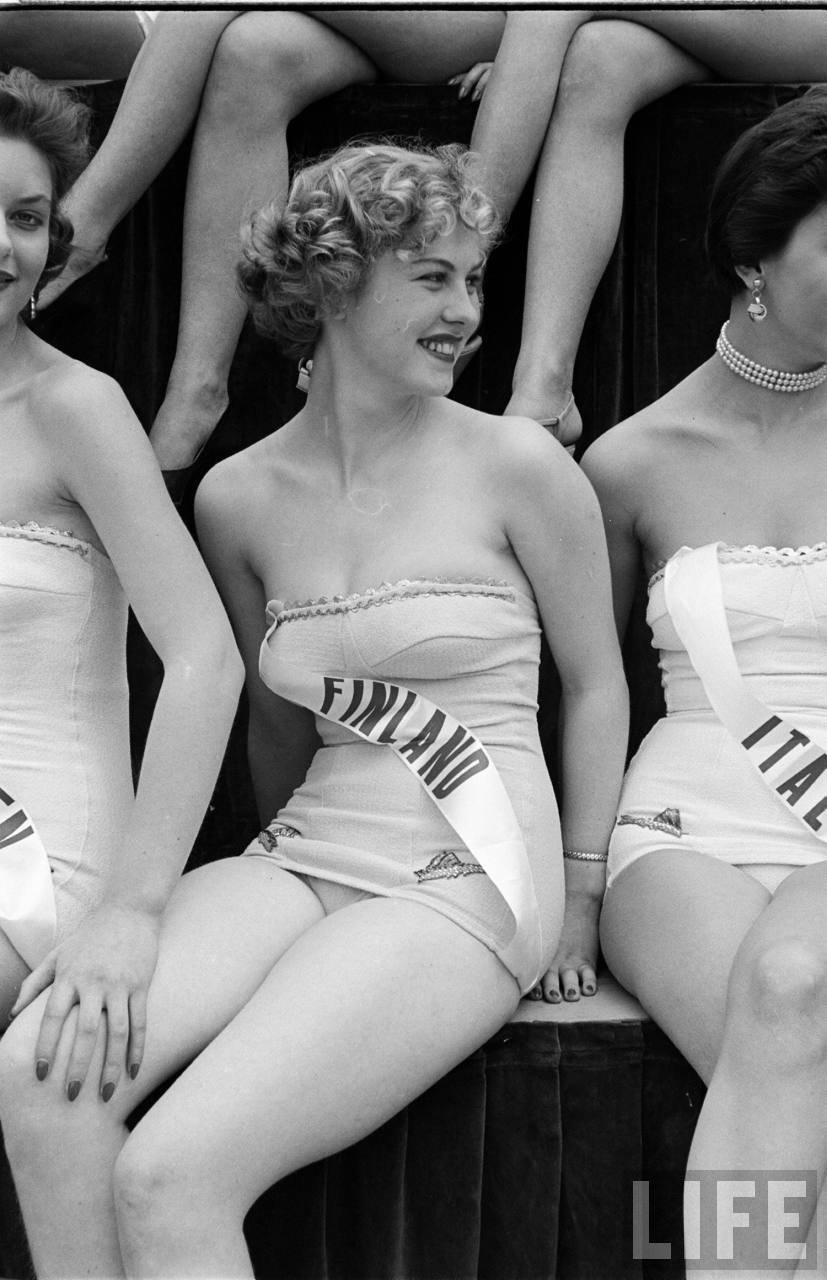 Finlandesa Armi Kuusela foi coroada a primeira Miss Universo, em 1952 (Imagem: Messy Nessy Chic/Reprodução)
