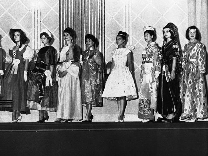 Desfiles de trajes típicos e perguntas começaram nos anos 1960 (Imagem: Insider/Reprodução)