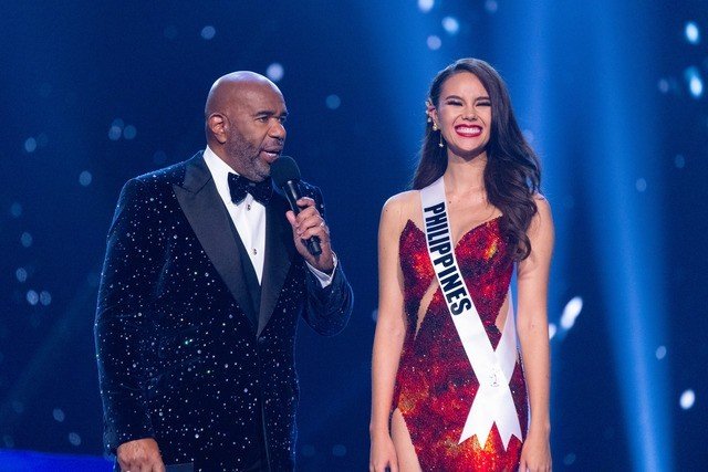 Miss Universo 2018, Catriona Gray, respondendo à pergunta do apresentador Steve Harvey (Imagem: MissNews/Reprodução)