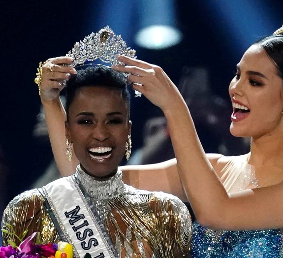 A concorrente brasileira foi eliminada na primeira fase do concurso de Miss  Universo. ao contrario da portuguesa que ficou nas 16 primeiras. A beleza  feminina decaiu no Brasil, ou a fama é