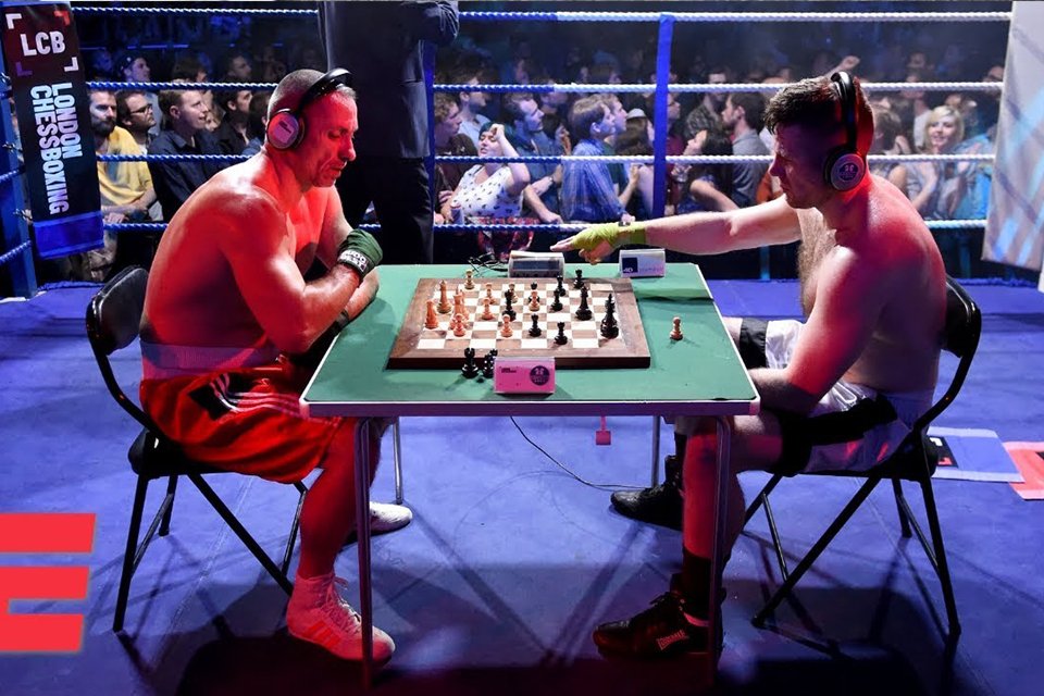 Conheça o adolescente que já foi campeão no boxe e no xadrez