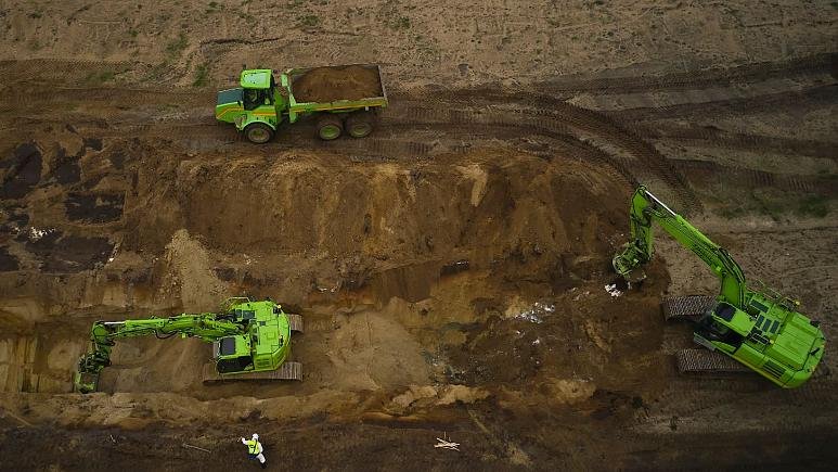 Desenterrando os corpos (Fonte: Mikkel Berg Pedersen/Ritzau/AP/Reprodução)