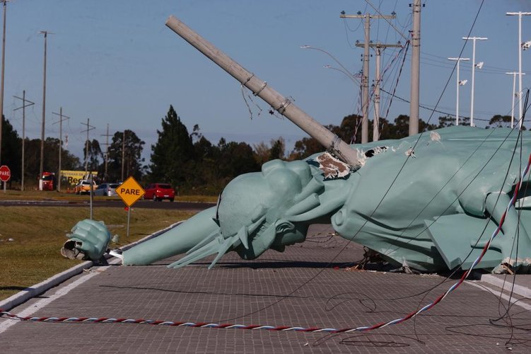 A Estátua da Liberdade da Havan foi "empalada" por um poste (Fonte: Lauro Alves/Agência RBS/Reprodução)