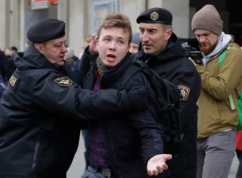 Polícia bielorrusa prende Roman Protasevich  em um protesto em Minsk (Fonte: Sergei Grits/AP/Reprodução)
