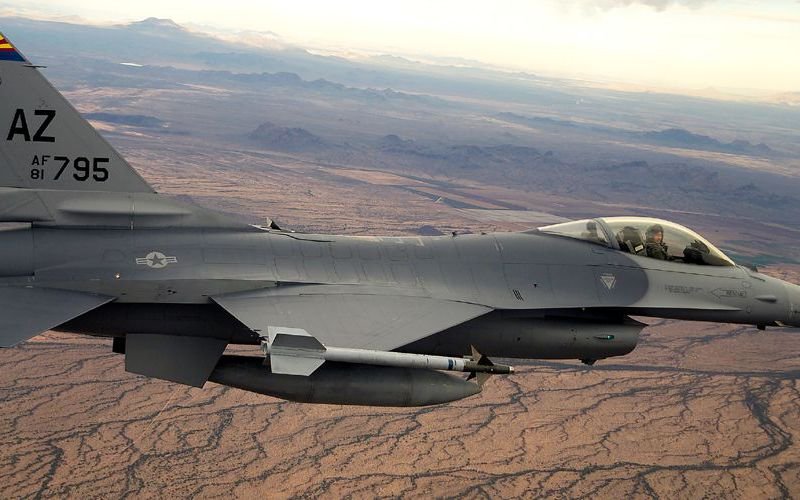 UM F-16 da Guarda Nacional do Arizona fazendo uma abordagem (Fonte: Air & Space Magazine/Reprodução)