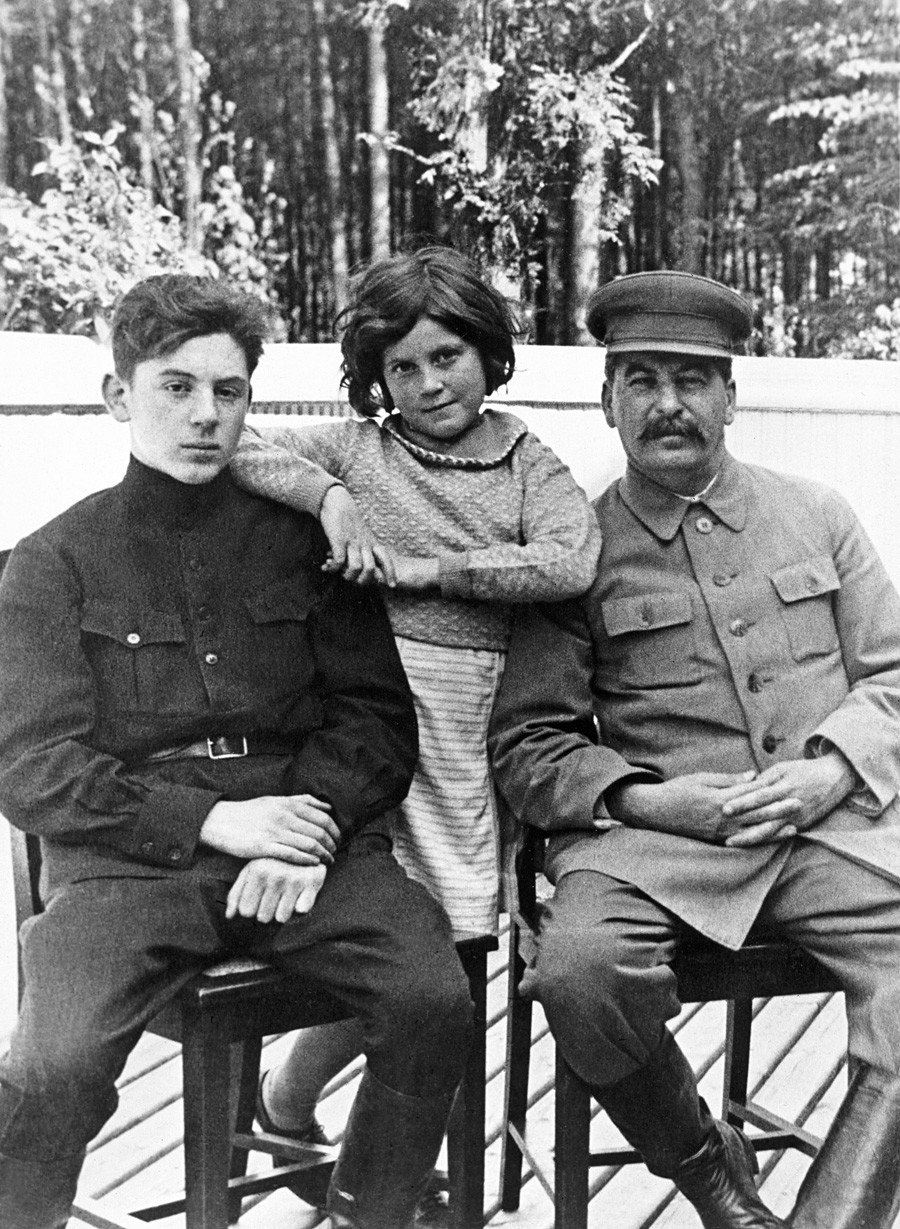 Vasily, Svetlana, Stalin. (Fonte: Reddit/Reprodução)