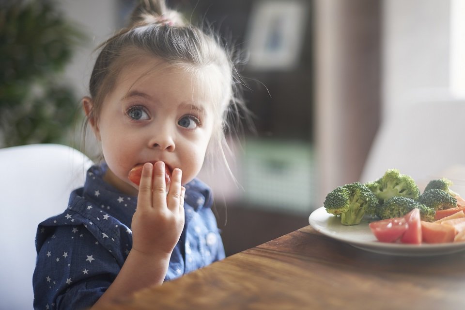 Ao colocar mais vegetais nos pratos das crianças, o aumento percebido foi de 12% da ingestão diária recomendada para crianças pequenas. É o chamado “efeito do tamanho da porção”. (Fonte: Freepik/Reprodução)