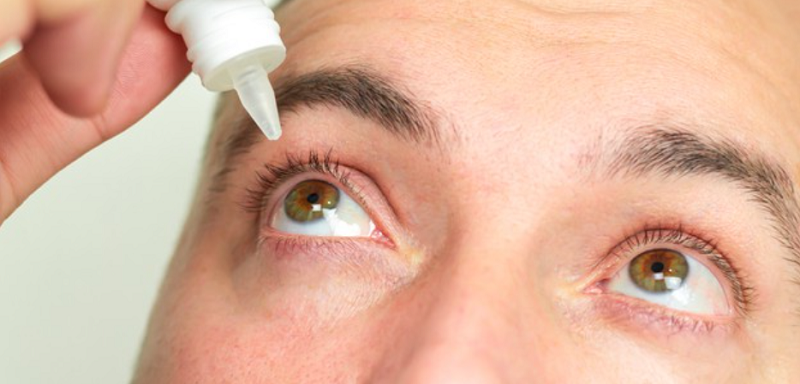 Para melhorar a sensação de desconforto nos olhos, o uso de colírio ajuda na lubrificação. (Fonte: Freepik/Reprodução)