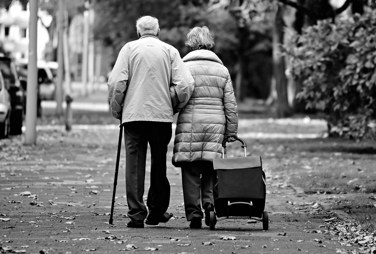A pesquisa descobriu que idosos que se consideram solitários podem esperar uma vida mais curta do que seus colegas que não se percebem nesse estado. (Fonte: Pixabay/Reprodução)
