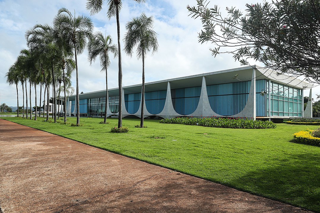 É improvável que o Palácio da Alvorada tenha um novo ocupante antes de 2023: Bolsonaro deve voltar e Mourão pode assumir (Imagem: Wikimedia Commons)