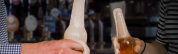 Imagem de Por que bater na garrafa de cerveja faz ela espumar e derramar? no megacurioso