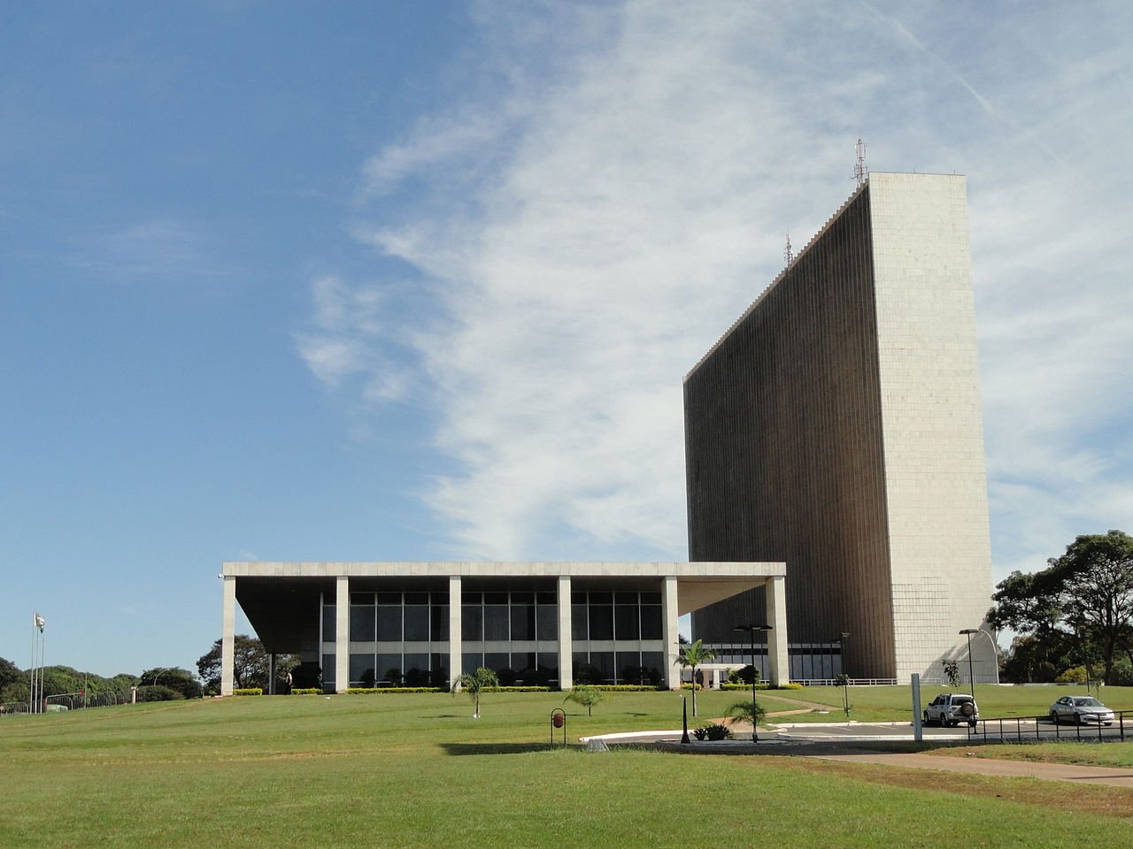 O Palácio do Buriti é a sede do Governo do Distrito Federal, que atribuições de estado e município (Imagem: Wikimedia Commons)