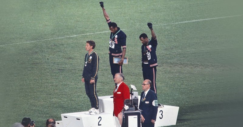 Smith (ao centro) e Carlos protestaram contra a discriminação racial
