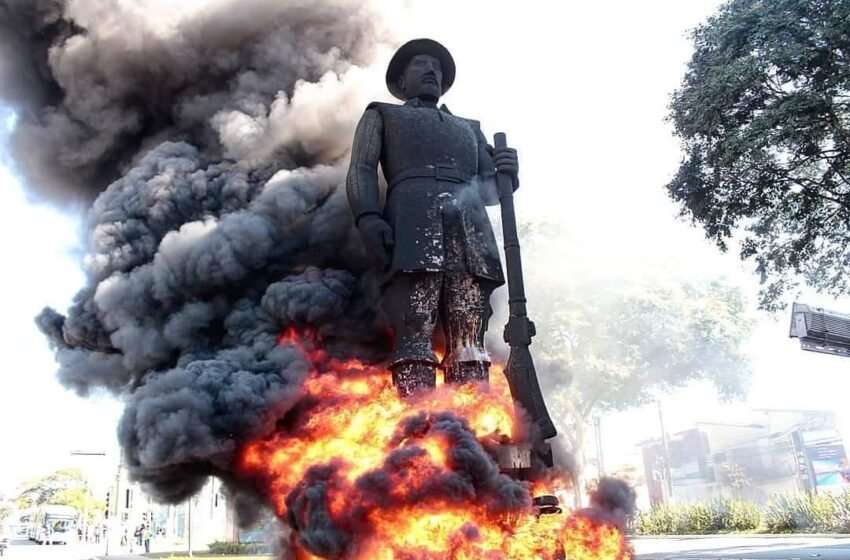 A estátua do bandeirante Borba Gato foi incendiada, levantando o debate da relevância de símbolos históricos de personalidades que foram responsáveis por mortes, estupros e caças de indígenas e negros na época da escravidão. (Fonte:Twitter/Reprodução)