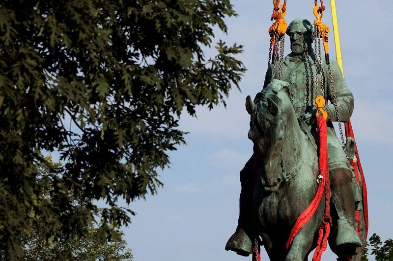 Nos Estados Unidos, houve a retirada da estátua do general confederado Robert E. Lee, símbolo dos Estados escravistas do sul na Guerra Civil Americana. (Fonte: Getty Images/AFP)