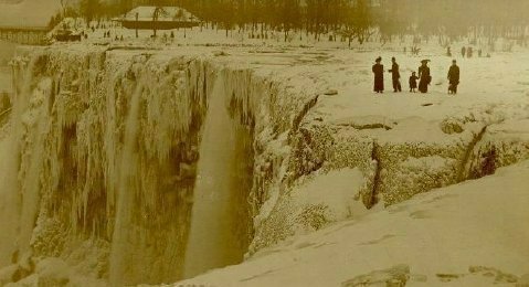 As pessoas retiraram artefatos do leito do rio durante o período que o gelo interrompeu o fluxo da água. (Fonte: Niagara Falls/Reprodução)