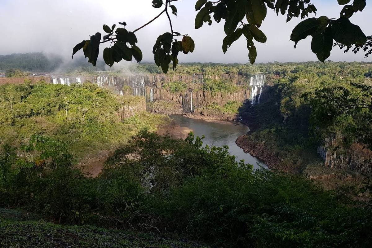 A falta de chuva compromete a cena mais importante do cartão-postal do turismo no Paraná, além de impactar as vendas e turismo local. (Fonte: Kiko Sierich / Sanepar)