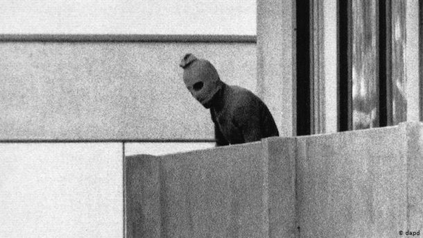 Terrorista sai para negociar com a polícia (Imagem: Deutsche Welle/Reprodução)