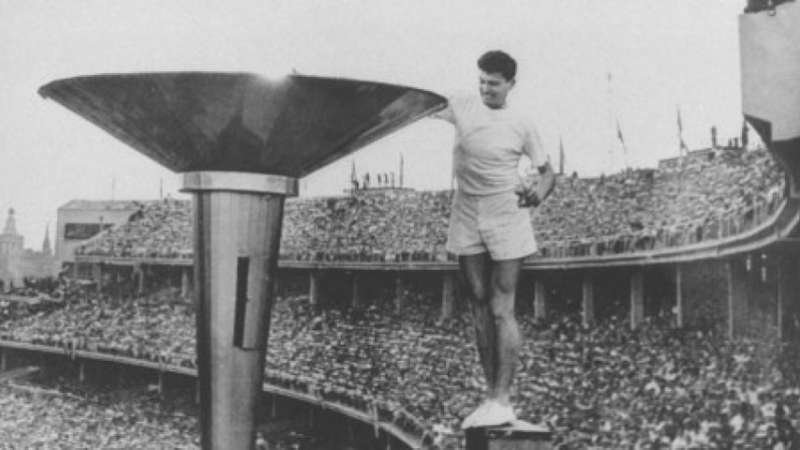 O acendimento da pira olímpica em Melbourne 1956 (Imagem: Terra/Reprodução)