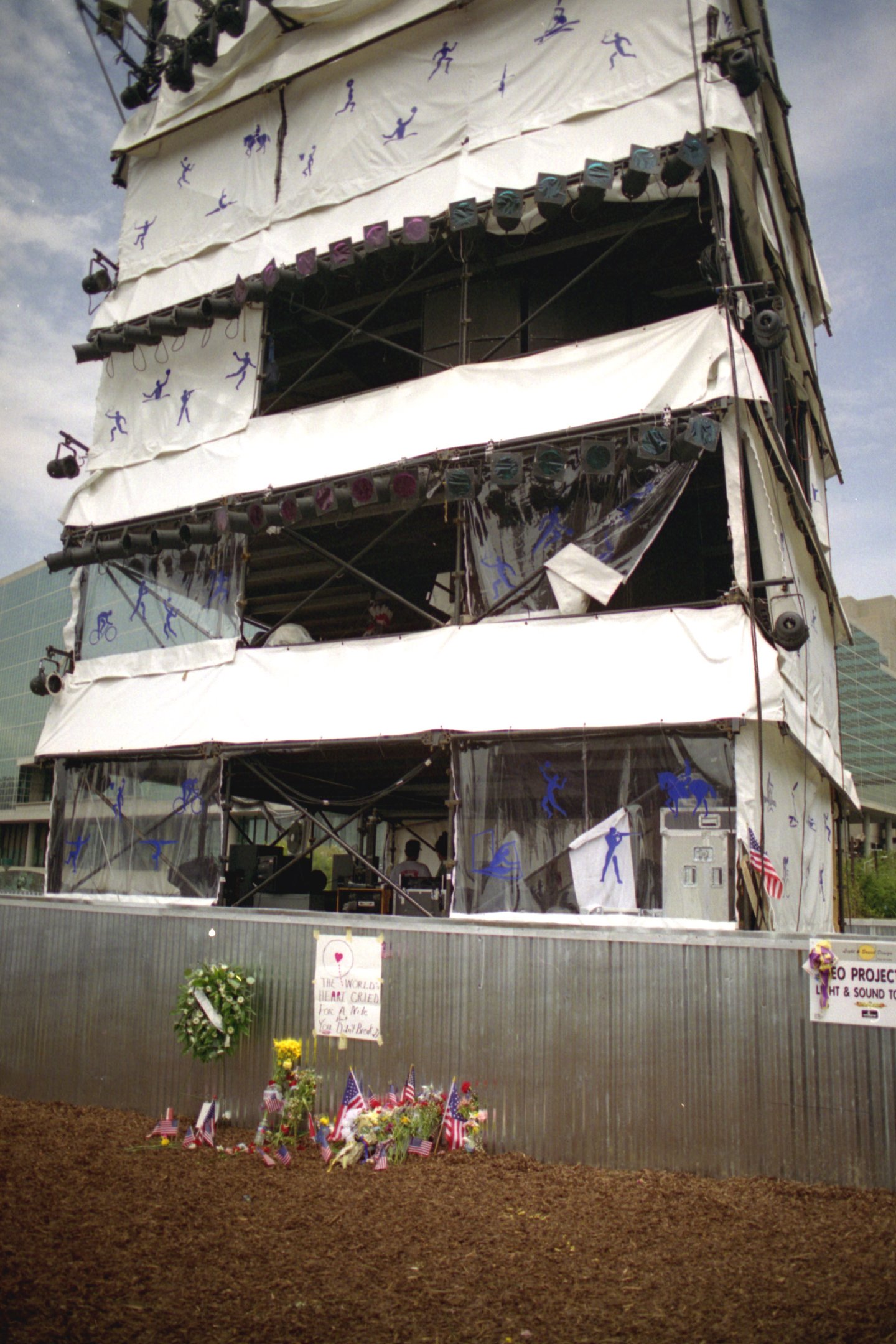 O local da bomba, junto da torre de som (Imagem: Wikimedia Commons)