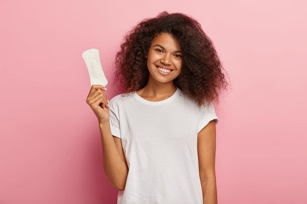 A Escócia se tornou o primeiro país do mundo a oferecer produtos menstruais gratuitos de forma universal. (Fonte: Freepik/Reprodução)