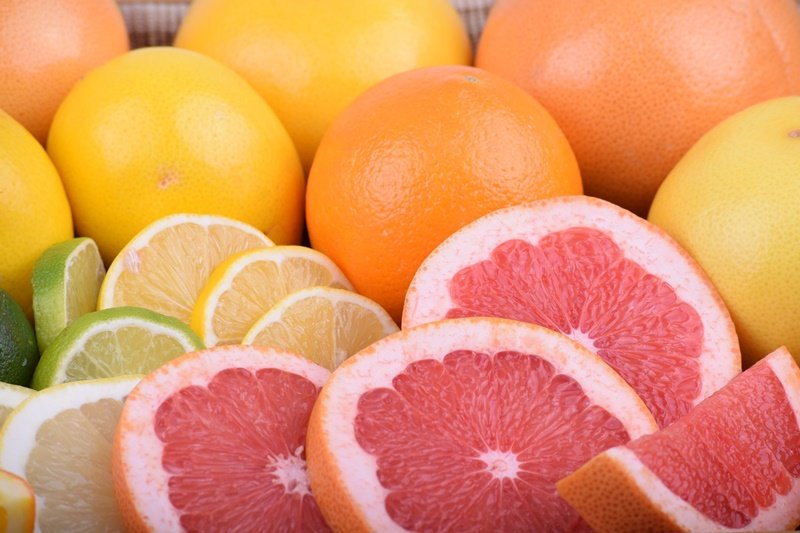 Quando estão mais pesados, isso indica que as frutas cítricas estão boas para usar. (Fonte: Pixabay)