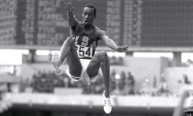 O norte-americano Bob Beamon é o dono do recorde olímpico mais antigo da história. O recorde aconteceu em México, em 1968, com o atleta alcançando 8,90 m no salto com distância. Até hoje o recorde não foi superado. (Fonte: Reprodução)