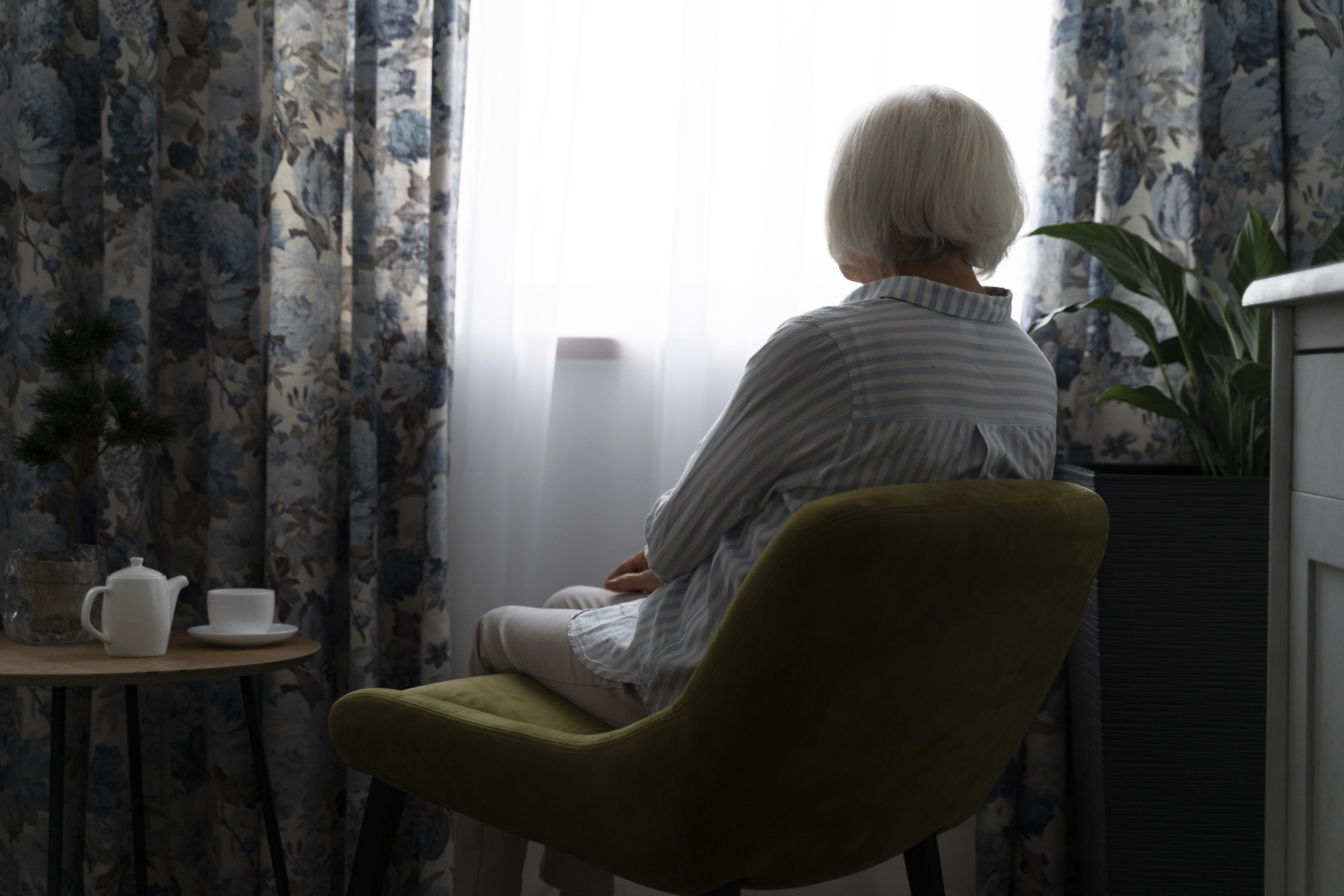 O idoso com Alzheimer deve interagir com as pessoas ao seu redor e não ficar isolado