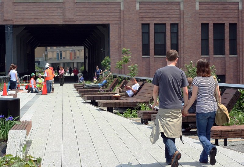 O High Line promove economicamente a cidade, promove a revitalização urbana e se torna um importante ambiente social que compõe a paisagem urbana de Nova Iorque. (Fonte: VIA UFSC/Repodução)