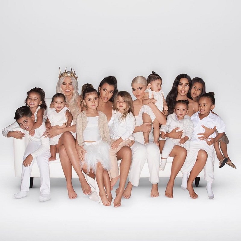 As irmãs Kardashian-Jenner posam com seus filhos. (Fonte: Instagram/Reprodução)