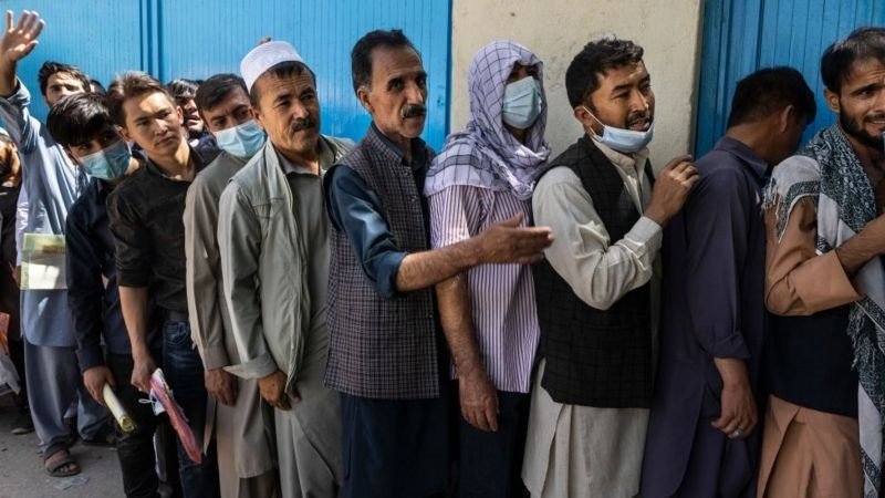 De acordo com o portal local de notícias Shamshad News, a vacinação contra a covid-19 já foi interrompida na província de Paktia, no leste do país. Desde a tomada da região, as vacinas pararam de ser distribuídas. (Fonte: Getty Images/Reprodução)