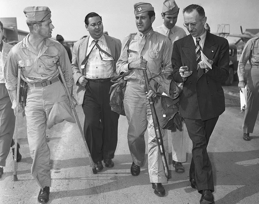 Zamperini (centro-direita) ao chegar a Hamilton Field, Califórnia, em 5 de outubro de 1945