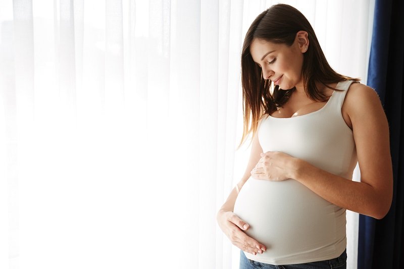 Outro momento que novas pintas podem surgir é durante a gravidez, pois a mulher tem uma produção de hormônios aumentada. (Fonte: Freepik/Reprodução)