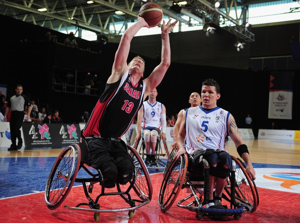 O basquete em cadeira de rodas têm regras bem parecidas com a do esporte original (Imagem: Comitê Paralímpico Internacional)