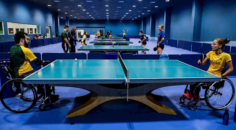 O tênis de mesa paralímpico tem categorias para atletas cadeirantes e andantes (Imagem: Confederação Brasileira de Tênis de Mesa)