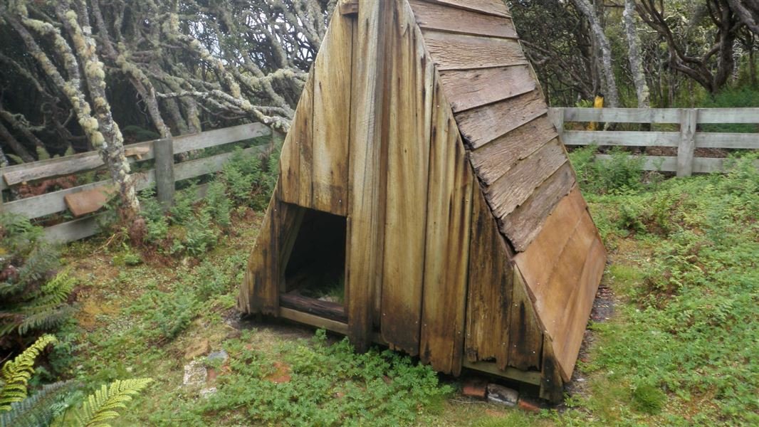 Alguns depósitos eram pequenas cabanas, com mantimentos básicos (Imagem: Governo da Nova Zelândia)
