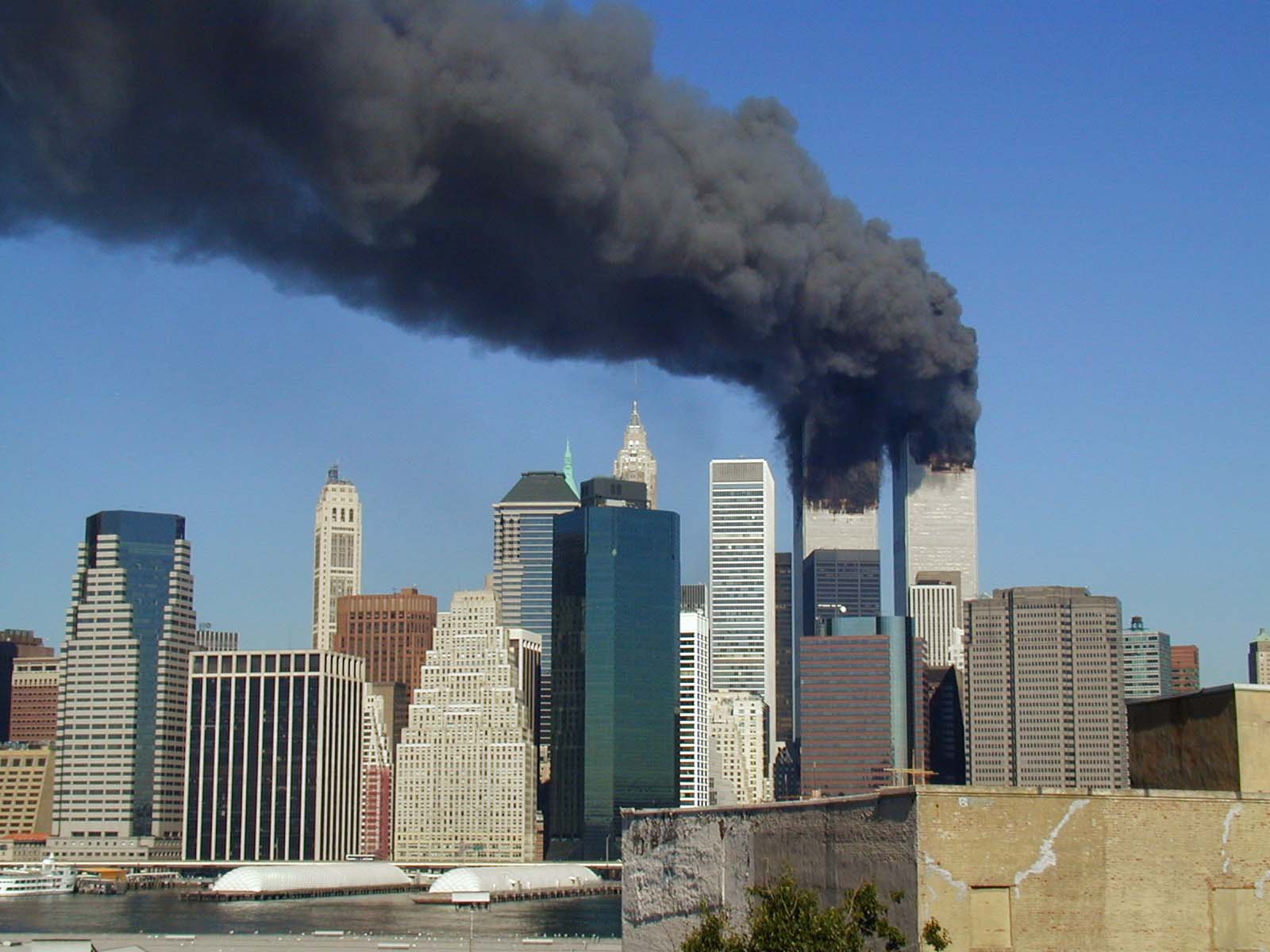 Torres Gêmeas em chamas no dia do atentado. (Fonte: Wikimedia Commons)