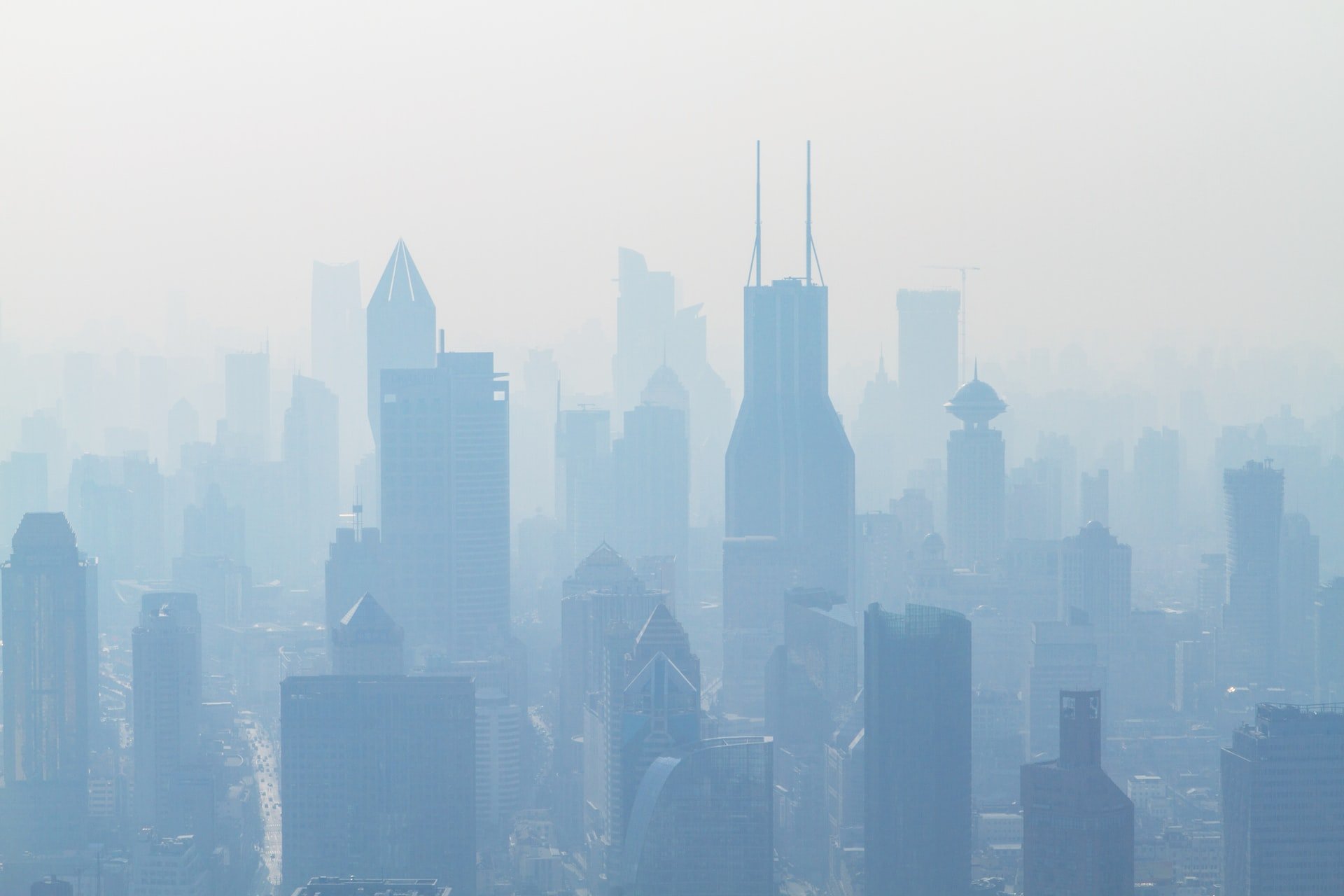 Pessoas que moram em áreas poluídas tem maior propensão às DII (Imagem: Unsplash)